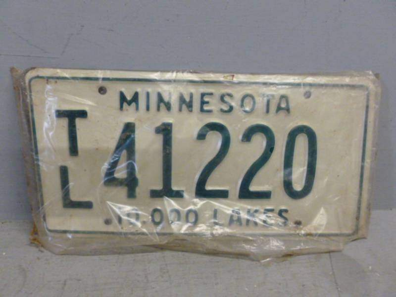 lot 122 image: Vintage License Plate Set