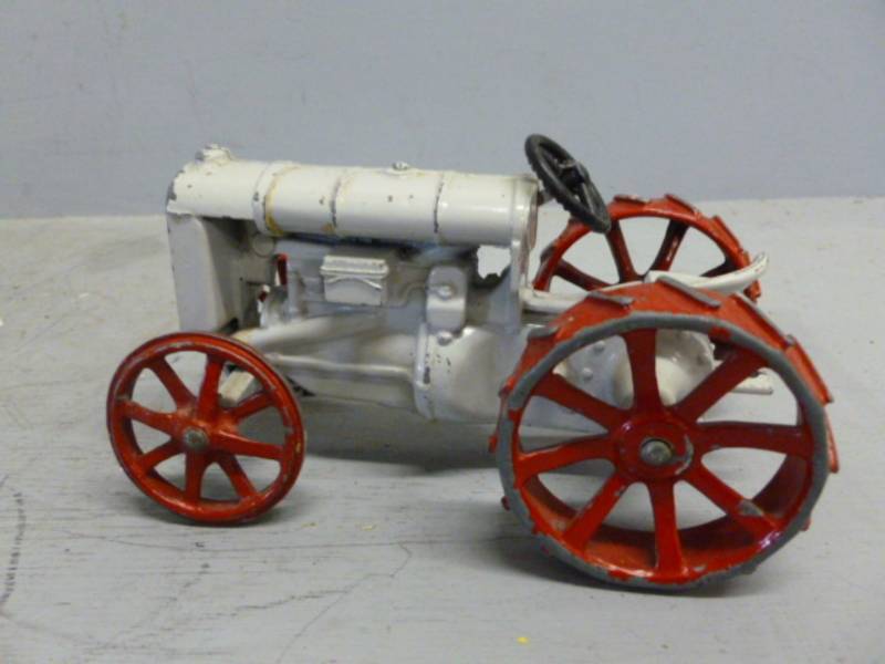 lot 147 image: Die Cast Metal Tractor