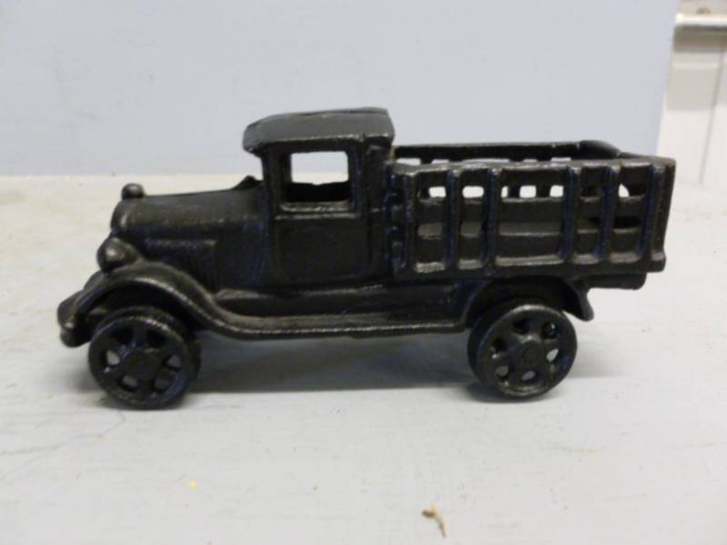 lot 148 image: Cast Iron Truck