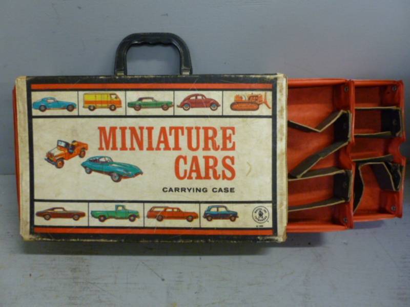 lot 193 image: Vintage Toy Case