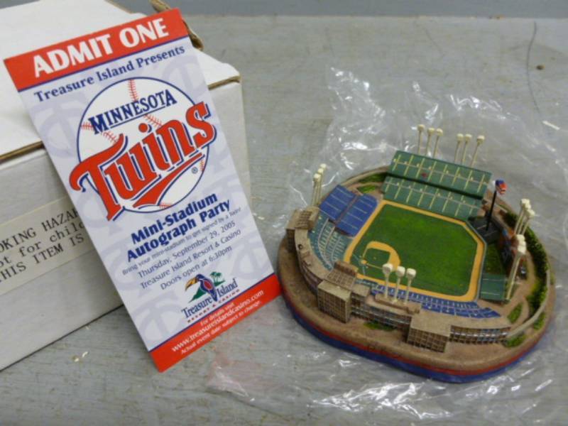 lot 208 image: Minnesota Twins Collectible