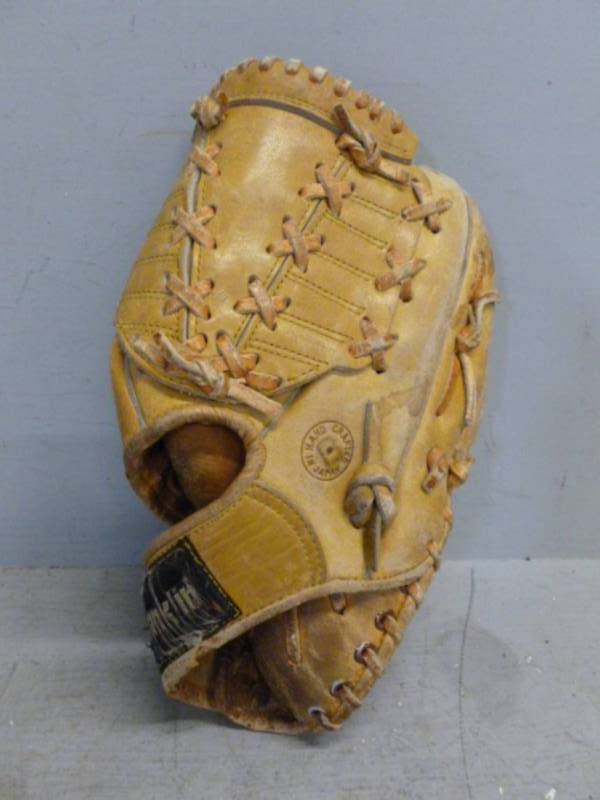 lot 221 image: Baseball Glove