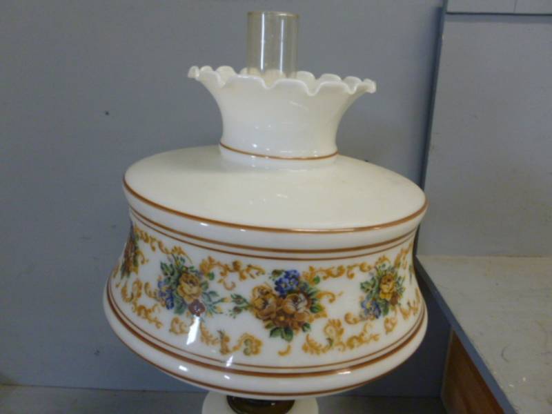 lot 264 image: Vintage Lamp
