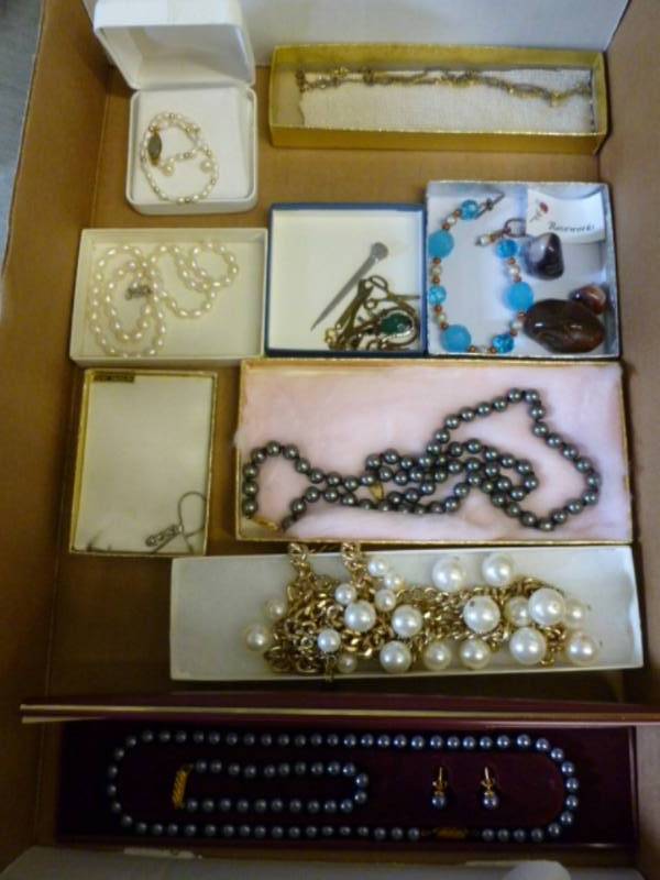 lot 271 image: Jewelry