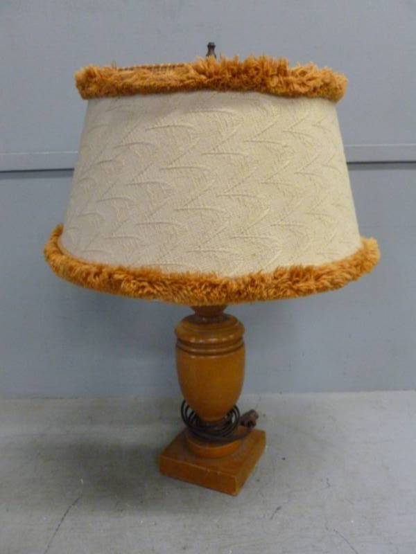 lot 281 image: Vintage Lamp