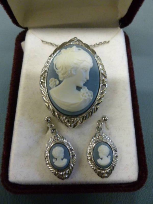 lot 287 image: Jewelry