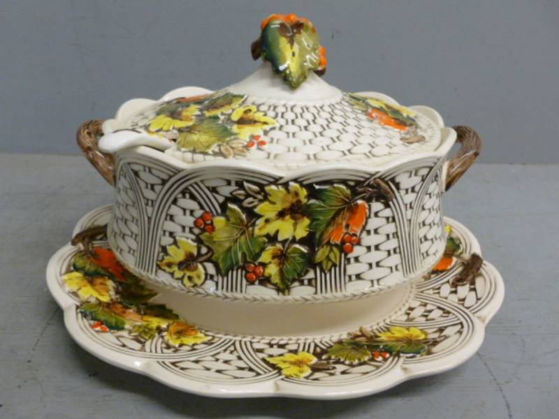 lot 316 image: Vintage Lefton