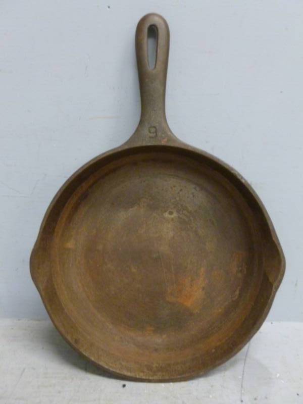 lot 335 image: Vintage Wagner Cast Iron Pan