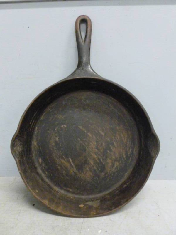 lot 336 image: Antique Wagner Cast Iron Pan