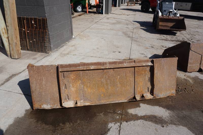 lot 6 image: Universal Bobcat Skid Loader Skid Steer 72 Excavation Bucket