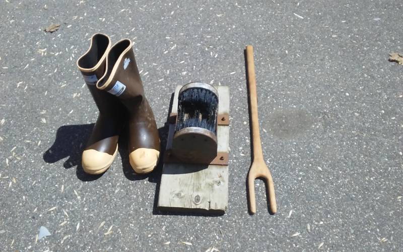 lot 34 image: Mens Rubber Boots Size 11-Extra Tough Neoprene-Like New, Boot Scrubber Brush & Boot Jack