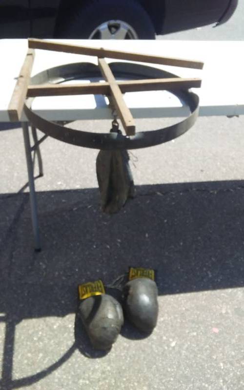 lot 41 image: Old Speed Bag & Everlast Gloves (Boxing)