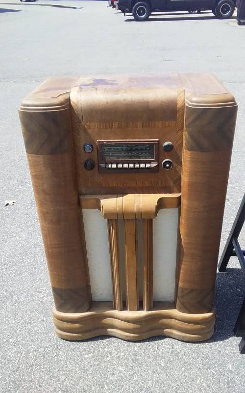 lot 49 image: Vintage Short Wave Tube Powered Cabinet Radio With Speaker