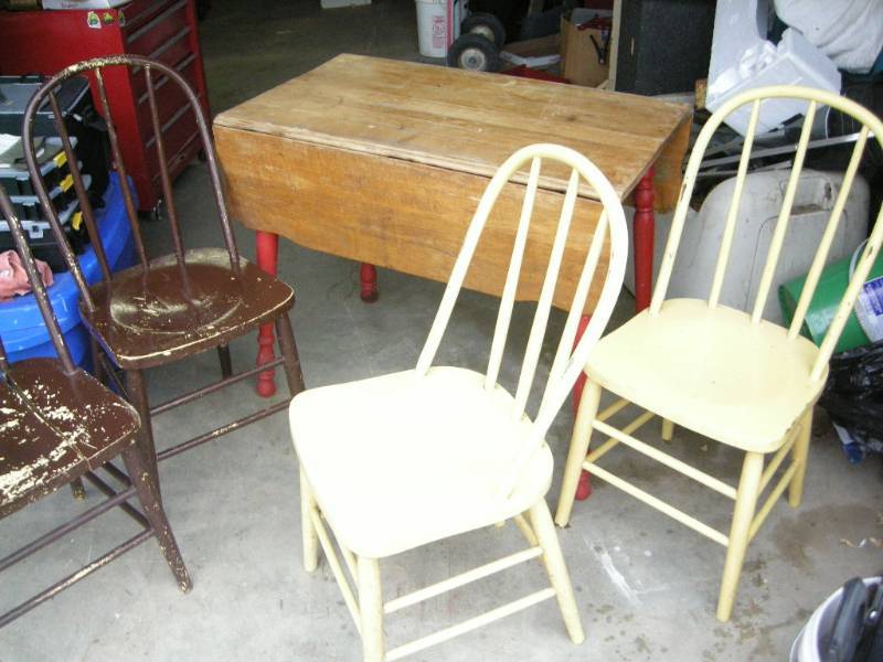 Vintage Country Look Table and Chairs