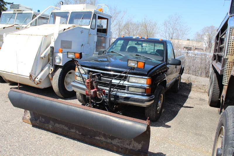 1998 Chevrolet K2500 Heavy Duty 2-Door Regular Cab Pickup Truck with Western Snowplow Attachment and Controls
