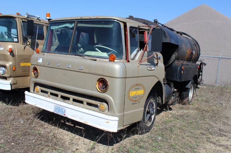 1964 Ford with Etnyre Asphalt Distributor Tank