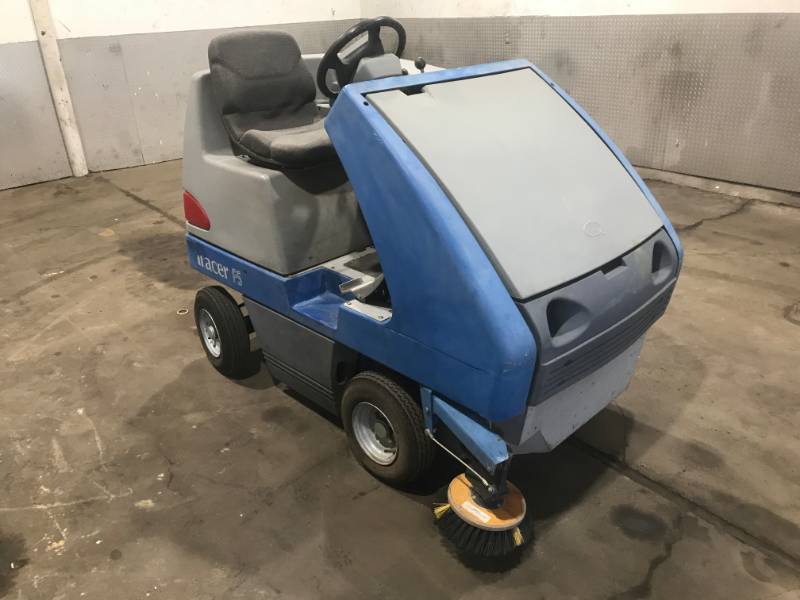 lot 3 image: Tracer FS Quadra ride-on lot sweeper