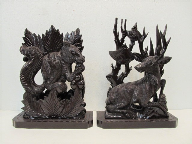 lot 9 image: Vintage Carved Wooden Black Forest Bookends