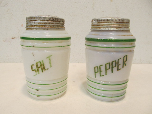 lot 12 image: Vintage Deco Milk Glass Salt & Pepper Shakers