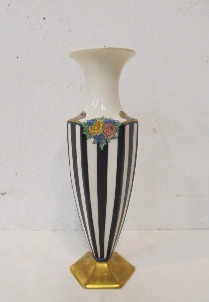 lot 33 image: Signed Antique BELLEEK Porcelain Vase