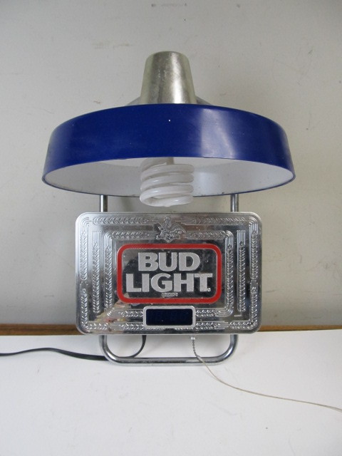 lot 87 image: Working Vintage BUD LIGHT Beer Lamp wDigital Clock