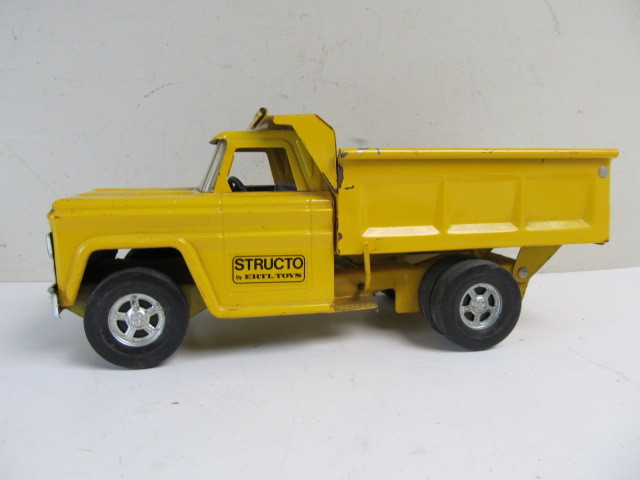 lot 97 image: Vintage 13.5 STRUCTO Pressed Steel Dump Truck