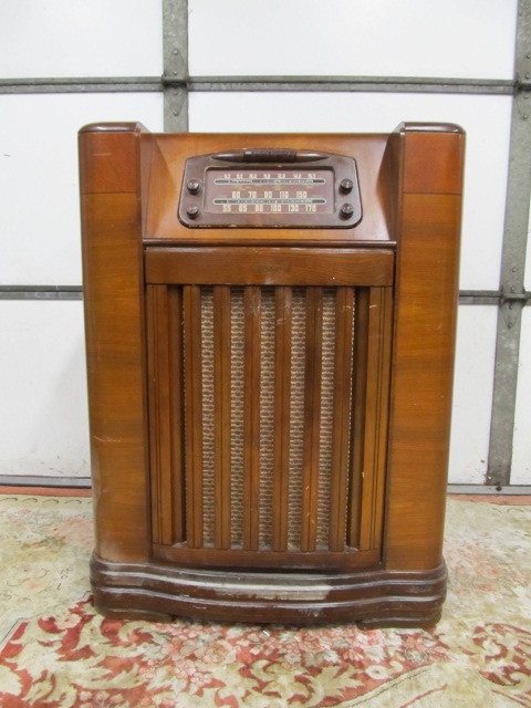 lot 160 image: Vintage Deco PHILCO Floor Model Radio wTurntable