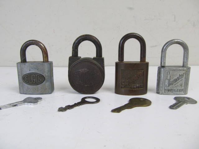 lot 162 image: Group of 4 Vintage Locks wKeys