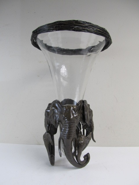 lot 201 image: Quality Large Solid Sculpted Bronze Elephant Vase