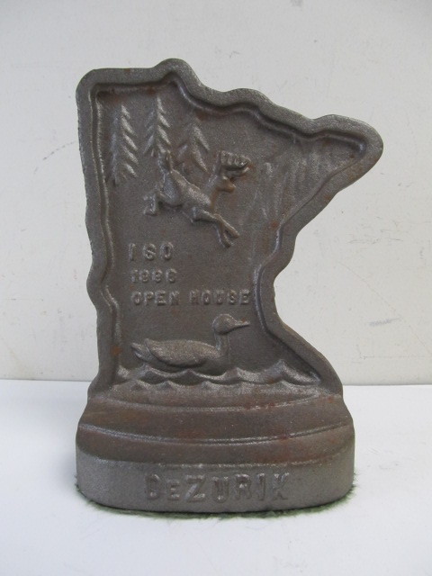 lot 208 image: Vintage Cast Metal MINNESOTA Bookend