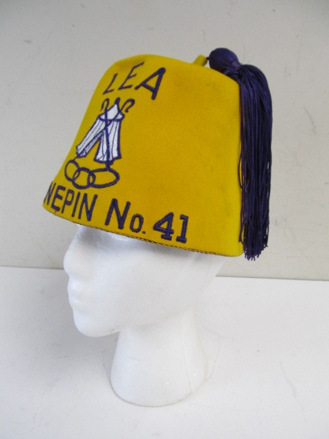 lot 228 image: Vintage ODDFELLOWS L.E.A. Hennepin County Fez Hat
