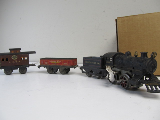 lot 231 image: Old Vintage AMERICAN FLYER Train Set wTrack