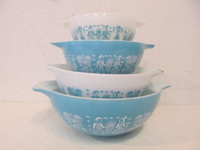 lot 168 image: Complete Set of Vintage PYREX Mixing Bowls