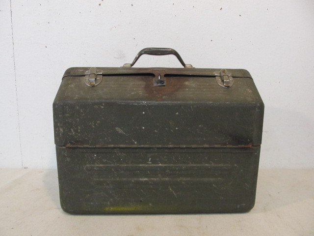 lot 171 image: Vintage Unmarked Kennedy ToolTackle Box Chest Style