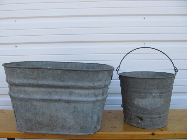 lot 69 image: Antique Galvanized Metal Washtub & Pail 