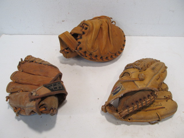 lot 114 image: Group of 3 vintage Baseball Gloves
