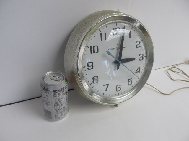 lot 200 image: Mid Century 1960s GE Kitchen Clock