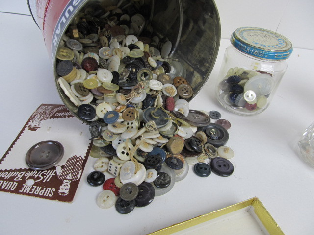lot 241 image: Collection of Vintage Mid Century Stir Sticks & Buttons