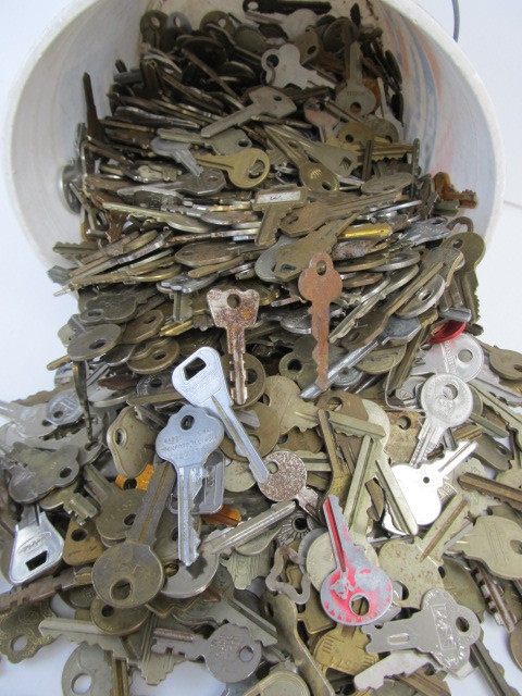 lot 242 image: 17lbs of Vintage Keys