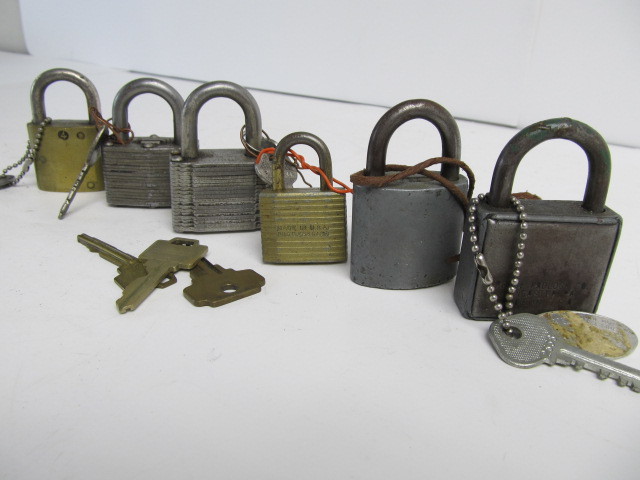 lot 186 image: Group of Old Vintage Locks wKeys
