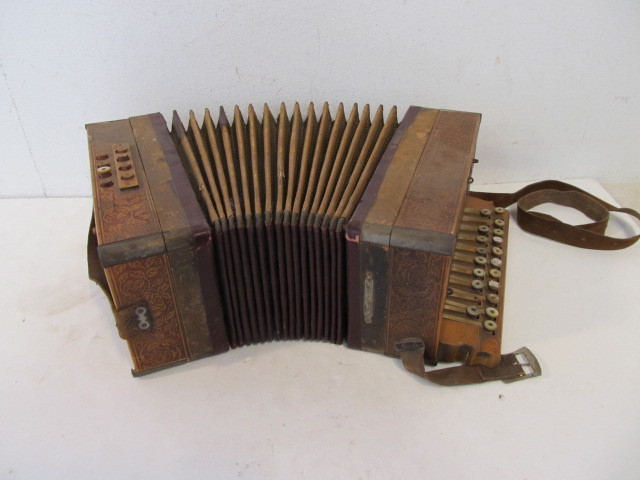 lot 278 image: Antique CONCERTONE Accordion 