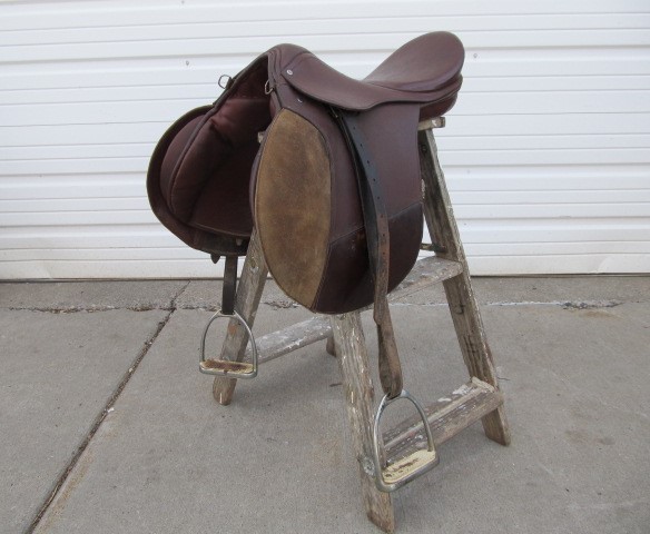 lot 282 image: Nice Leather English Horse Saddle
