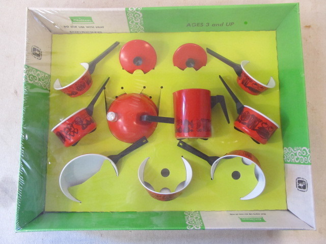 lot 263 image: Vintage NOS Unopened Aluminum Toy Cookware Set