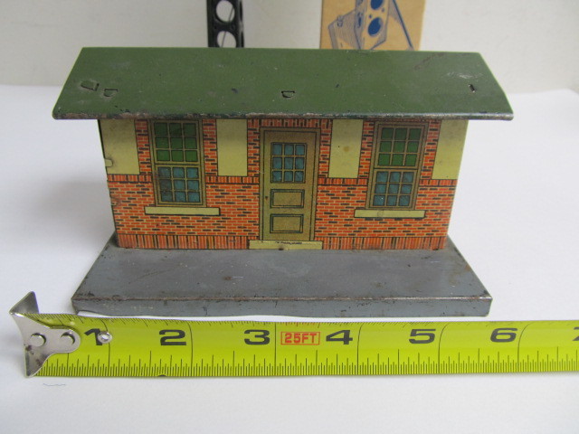 lot 296 image: Old Vintage Tin Litho American Flyer Train Station & Mint in Box MARX Flood Light Tower