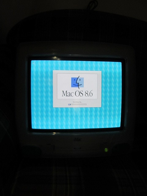 lot 53 image: Apple iMAC G3 Bondi M5521 Teal Computer w Original Mouse, Keyboard & Imation Super Disk Drive & Multiple Discs