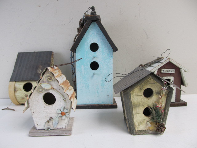 lot 313 image: Group of 5 wooden Bird Houses