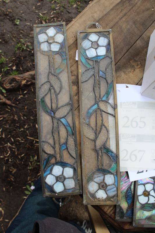 lot 264 image: Lot of (2) Stained Glass Wood Framed Flower Dcor