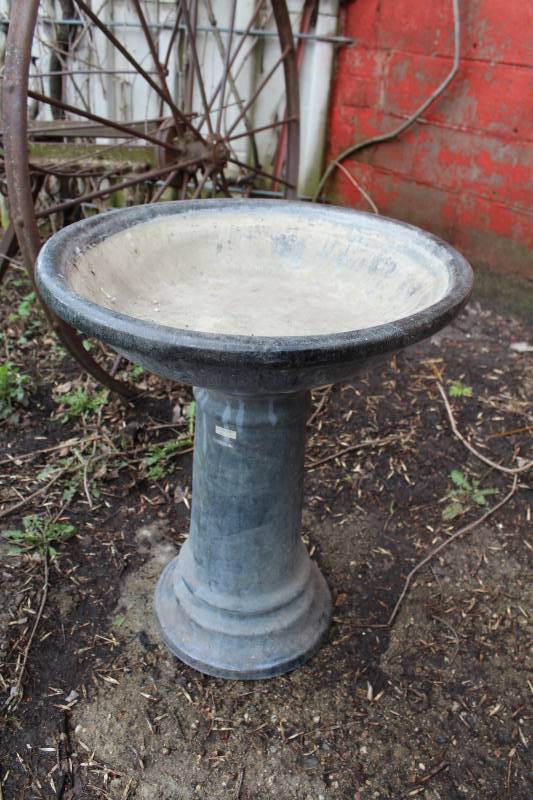 lot 275 image: Bird Bath