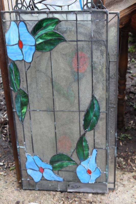 lot 266 image: Stained Glass Wood Framed Flower Dcor