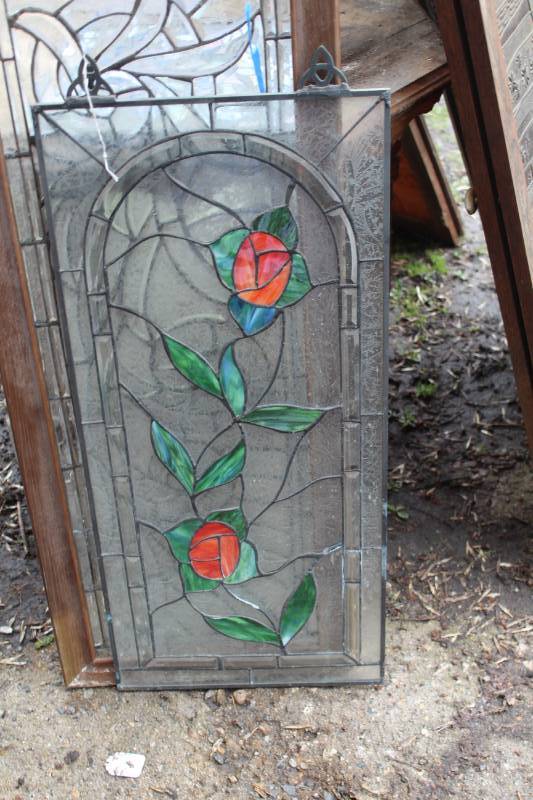 lot 267 image: Stained Glass Wood Framed Flower Dcor